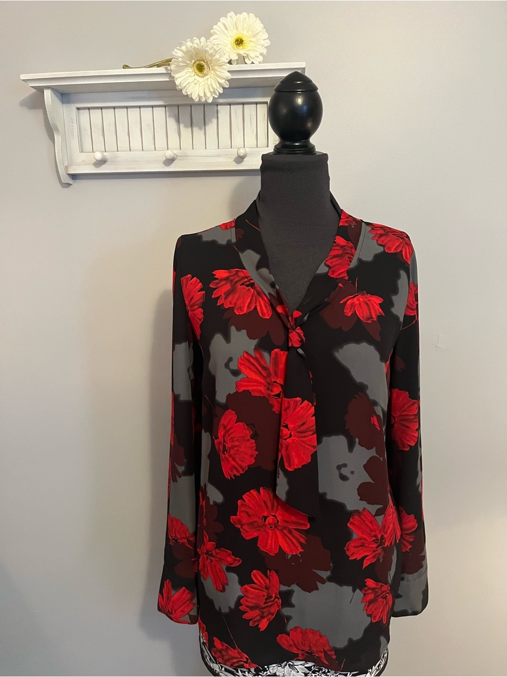 Kensie Black Red Floral Tie-Neck Blouse EUC